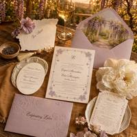 Ensemble de cartes d'invitation de mariage personnalisées avec enveloppe, bordure gaufrée étoile lavande, monogramme et doublure motif jardin aquarelle