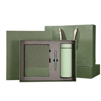 Coffret cadeau d'affaires en cuir personnalisable de luxe, comprenant un carnet A5, un stylo et une tasse isotherme.