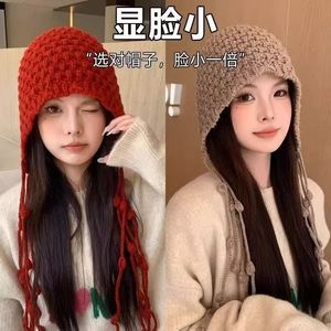 Xi Boyu Bonnet tricoté à pompon rouge uni chaud pour femme - Product Image 2