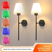 Lampe murale LED moderne nordique créative sans fil rechargeable avec télécommande en fer et tissu pour chambre à coucher, chevet, gîte, escalier