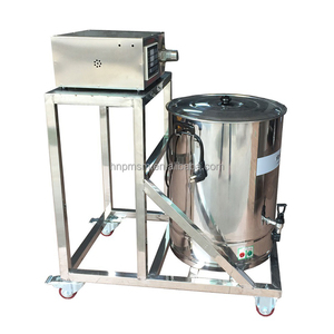 Macchina Manuale per la Produzione di Candele con Pentola per Fondere la Paraffina e Pressa a Cartuccia per Candele Profumate in Vendita in India - Product Image 3