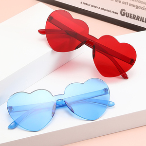 نظارة شمسية CONCHEN 2024 رخيصة الثمن ترويجية بلون وردي للنساء نظارة جميلة بدون إطار على شكل قلب مخصصة وعصرية - Product Image 2