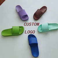 Vente en gros de sandales en PVC avec logo personnalisé pantoufles d'été cool super douces grande taille avec sacs personnalisés pour l'été
