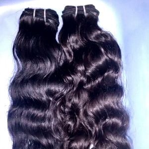 Extensions de cheveux humains Remy brésiliens non traités à 100 % avec des mèches alignées dans le sens des cuticules et une construction à double trame machine - Product Image 1