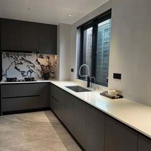 Conception moderne d'armoires de cuisine en contreplaqué avec des caractéristiques multifonctionnelles écologiques, îlot de cuisine intégré et cuisine de villa - Product Image 4