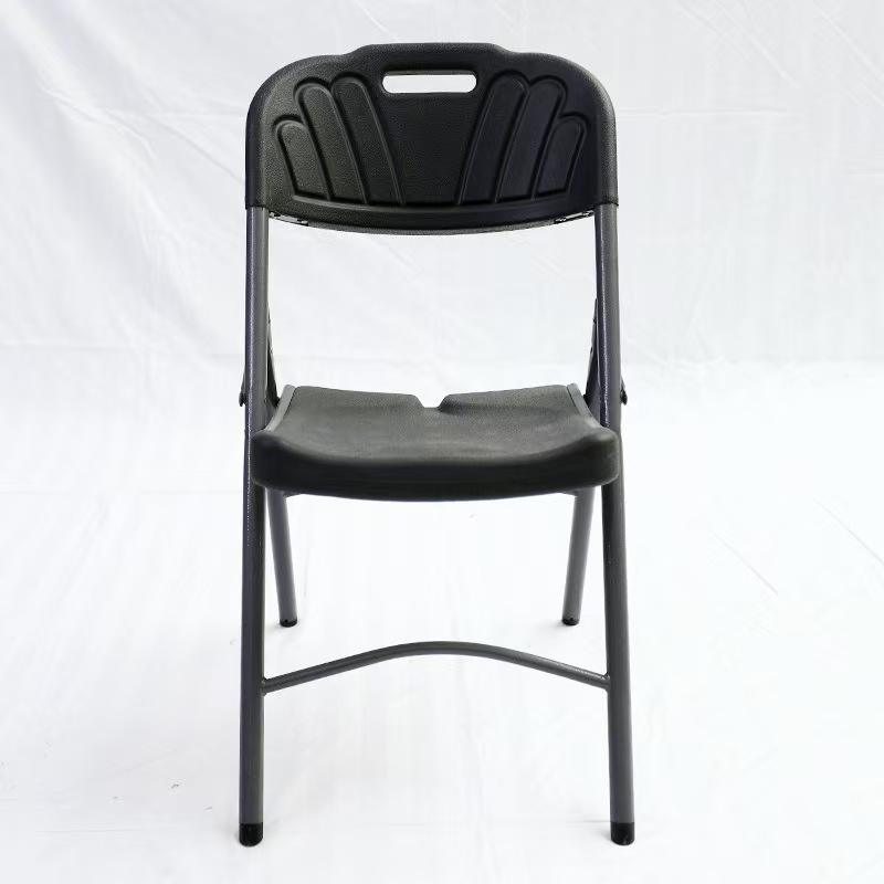 เก้าอี้พลาสติกสีดำ