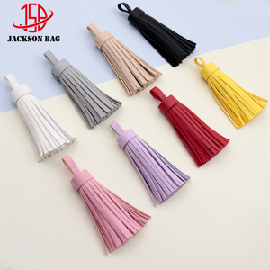 Porte-clés artisanal durable en PU fantaisie avec pompons et franges dorées classiques pour voiture, cheveux ou sac - Product Image 1