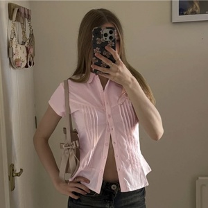 เสื้อเชิ้ตเอวจีบสไตล์สาวหวานอเมริกันอินเทรนด์แฟชั่น เสื้อแขนสั้นสีพื้นสดใสสำหรับผู้หญิง - Product Image 5