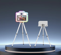 Photomaton Tendance Virale 15,6 Pouces en Forme d'Appareil Photo avec Trépied, Conception Intégrée Monobloc, Facilement Déplaçable, Écran Tactile pour Fêtes