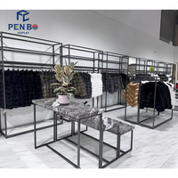 Porte-vêtements moderne pour boutique, en fer noir, sur pied, avec étagères de rangement ouvertes