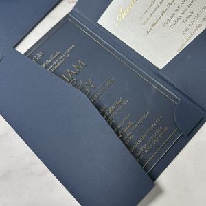 Invitaciones de quinceañera azul marino Artesanía de papel de calidad con tarjeta plegable de bolsillo de acrílico elegante y banda para el vientre - Product Image 4