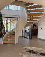 Escalier courbé moderne et durable en chêne blanc avec marches en bois, rampe en acier hélicoïdal et verre, idéal pour appartement et villa (usage intérieur)