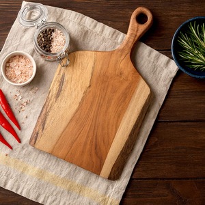 Tabla de cortar de madera maciza en oferta, con acabado liso y asa, ideal para queso, pan y preparación de alimentos. - Product Image 4