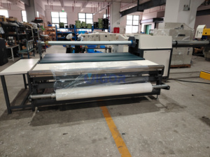Colchón de espuma de tamaño King automático, máquina de embalaje de rollo de prensa al vacío, máquina de laminación de compresas de colchón - Product Image 5