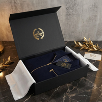 Emballage Premium : Boîte en papier A4 avec logo brillant sur papier couché mat profond, fermeture magnétique, boîte rigide pliée noire de luxe, emballage pour vestes