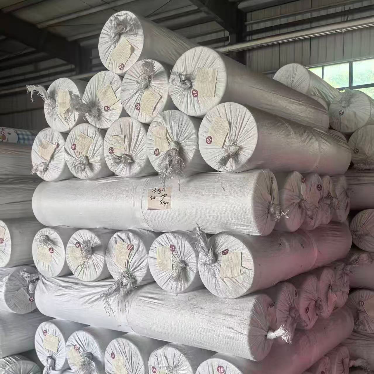 Недорогая оптовая продажа 70gsm-135gsm Антистатическая 100% полиэстер Домашний текстиль сырье белоснежная ткань для постельных принадлежностей