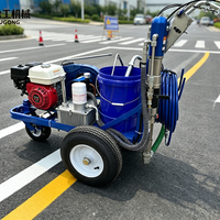 Machine de marquage routier à peinture froide par pulvérisation sans air avec contrôle précis des lignes pour le traçage des voies autoroutières