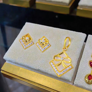 Ensemble sophistiqué de pendentif et boucles d'oreilles en or jaune 18 carats avec diamants - Cadeau classique de fiançailles et d'anniversaire pour femmes et filles - Product Image 1