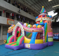 Parc de jeux gonflables commercial extérieur avec toboggan, château gonflable, parcours d'obstacles et structure de saut