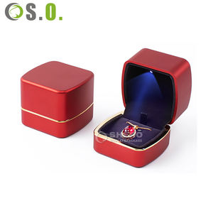 Boîtes à bijoux en plastique LED personnalisées de qualité supérieure, blanches et rouges, pour colliers, bracelets, bagues et boucles d'oreilles. - Product Image 1