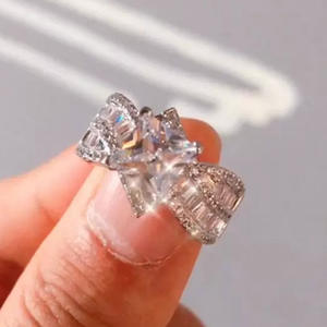 Anello con Diamante Taglio Principessa F1054, Pietre Laterali Naturali a Baguette, Gioiello Classico da Donna per Fidanzamento - Product Image 2