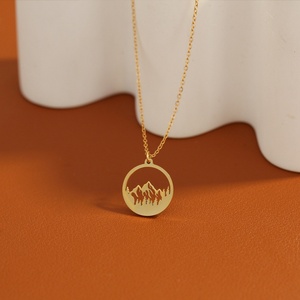 สร้อยคอสแตนเลสรูปภูเขาสำหรับผู้หญิงจี้กลวงชุบทอง18K ที่สวยงาม - Product Image 1