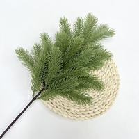 Branches de pin PE artificielles en gros transfrontalier pour les fournitures de décoration d'arbre de Noël
