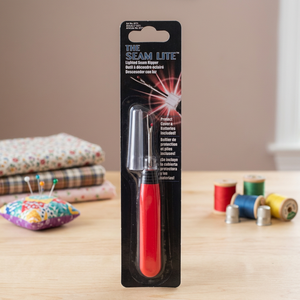 Enfile-aiguille lumineux AA0266 avec protection et piles incluses |   Découseur lumineux à manche rouge |   Pour la couture - Product Image 2