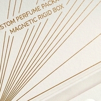 Boîte à parfum rigide de luxe sur mesure, style livre blanc magnétique, boîte fermée, présentation pour emballage de parfum personnalisé
