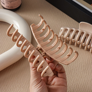 Fermagli per capelli a forma di squalo in silicone morbido tinta unita, antiurto, proteggono il retro della testa, a forma di artiglio, prevengono la caduta - Product Image 4