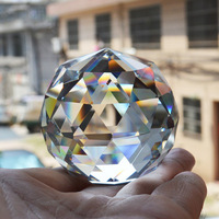 Fourniture d'usine Attrape-soleil en verre transparent, boule de cristal à facettes taillées en diamant de grande taille pour la décoration intérieure et comme presse-papier en cristal