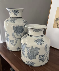 Vaso in ceramica blu e bianco tradizionale in stile cinese con grazioso motivo a <span class=keywords><strong>flora</strong></span> come abito decorativo in ufficio e casa - Product Image 1