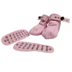 Chaussure de retenue en coton pour adulte avec semelles à rivets, système de verrouillage magnétique pour BDSM et <span class=keywords><strong>ABDL</strong></span>, avec 2 verrous magnétiques en plastique et 1 clé - Product Image 1