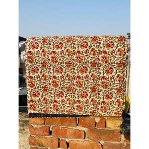 Cubrecama Kantha de algodón artesanal tradicional con un estampado artístico atemporal y una construcción ligera para un interior elegante. - Product Image 6