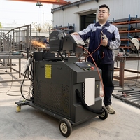 Machine de soudage au laser à fibre continue refroidie par eau 4 en 1 de 3000 W à fonctionnement stable pour la production de portes et de clôtures métalliques