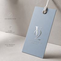 Étiquettes suspendues pour vêtements en carton lisse 400 g/m² de qualité supérieure, avec design cœur élégant en feuille d'argent mate et UV, ruban de soie personnalisé, pour créateur haut de gamme