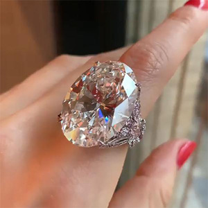 Anello Oversize con Farfalla in Cristallo Ovale per Donne, Accessorio Minimalista Elegante per Uso Quotidiano e Feste - Product Image 4