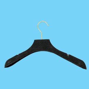 Cintre à épaules large noir haut de gamme Bestiform modèle YH en plastique ABS brillant avec revêtement floqué, personnalisé pour vêtements de scène et de spectacle, pour l'exportation de vêtements féminins - Product Image 4