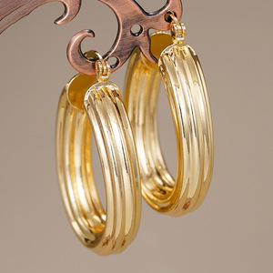 Orecchini a Clip con Texture Colonna Romana per Donne, Gioielli in Stile Chic Francese e Italiano, Regalo in Stile Old Money - Product Image 6