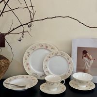 Ultra-belle assiette en céramique florale violette Nouveau style français Soucoupe jetable pour tasse à thé de l'après-midi avec plante