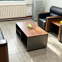 Table basse de bureau moderne avec étagères de rangement ouvertes, plateau en bois de noyer et structure noire, idéale pour les zones de réception
