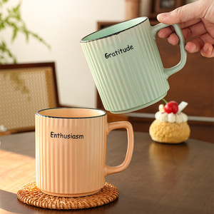Taza de Cerámica a Rayas, Taza de Porcelana para Café o Té con Texto de Entusiasmo y Gratitud, Regalo para Uso en la Oficina - Product Image 1