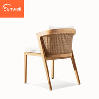 Ensemble de salle à manger d'extérieur moderne et durable en teck et rotin résistant aux UV, avec sièges confortables, chaise et table de jardin pour cour