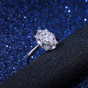 Anello minimalista a quattro punte per donna, design scintillante intarsiato, gioielli eleganti e alla moda - Product Image 3