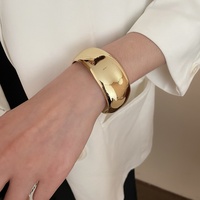 MUXCOR Bracelets larges en ABS pour mariage, Bijoux fantaisie de luxe pour femmes, Bracelets rigides en plastique, Bijoux tendance