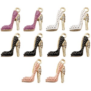 จี้ห้อยรองเท้ารูปการ์ตูนสยองขวัญแบบกำหนดเอง <span class=keywords><strong>Stranger</strong></span> <span class=keywords><strong>Things</strong></span> สไตล์แ<span class=keywords><strong>ม</strong></span>่บ้านสุดเท่ สำหรับตกแต่งกระเป๋า รองเท้า หรือทำเครื่องประดับ ผลิตจากโรงงานอิตาลี - Product Image 1