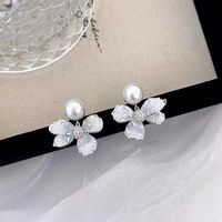 Boucles d'oreilles de style exclusif avec éclat haut de gamme et luxueux sans trous d'oreille et design de crochet d'oreille délicat