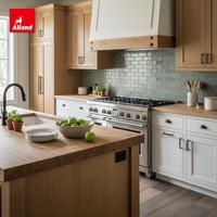 Armoires de cuisine Alland Cabinets, style rustique farmhouse, chêne blanc massif, bords droits, style Shaker