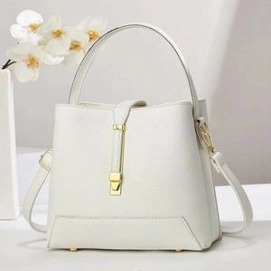 กระเป๋าสะพายไหล่ผู้หญิงลายหนังงู รุ่นทรงถุง กำลังลดราคา สำหรับสาวๆ - Product Image 3