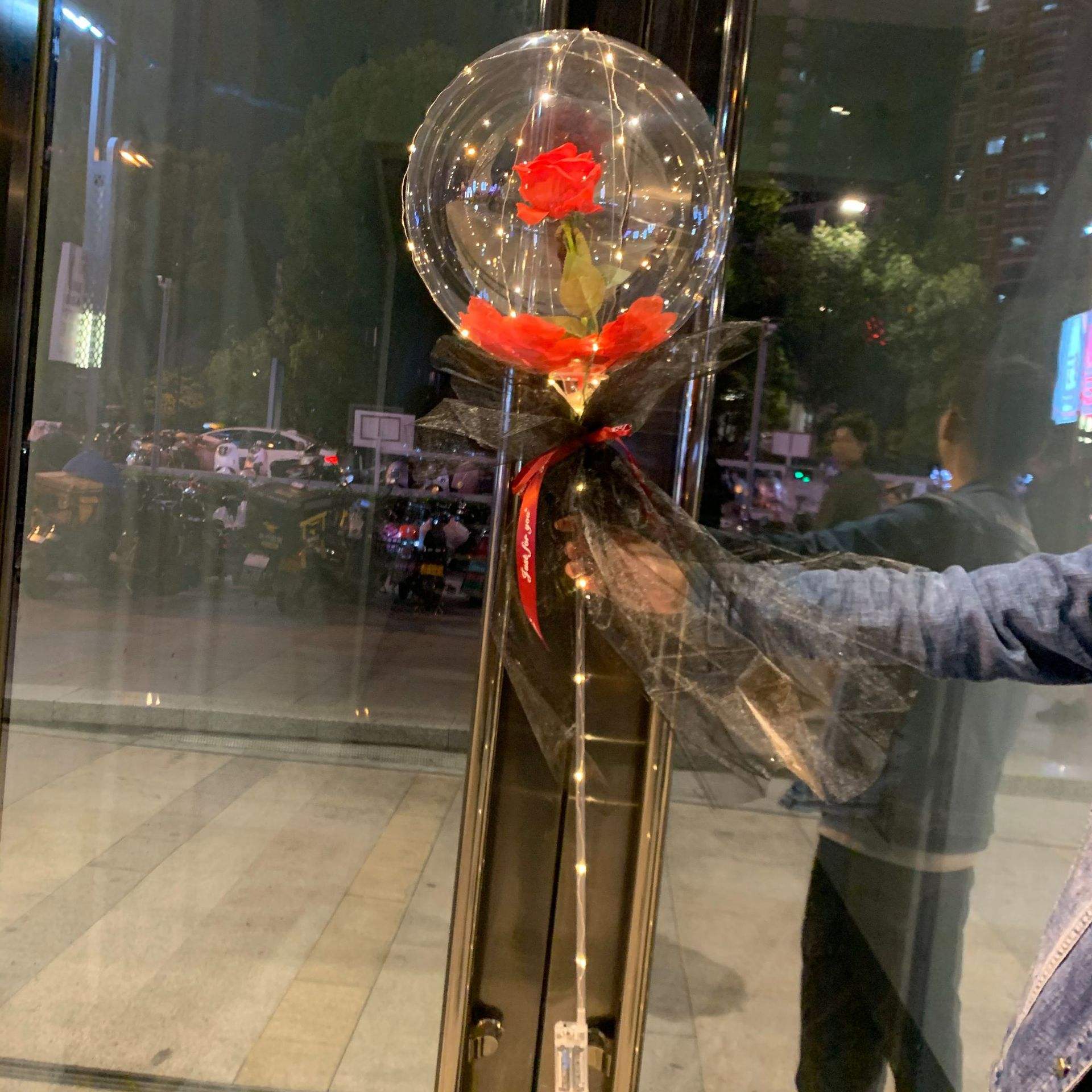 Rosa roja + pétalos rojos + hilo